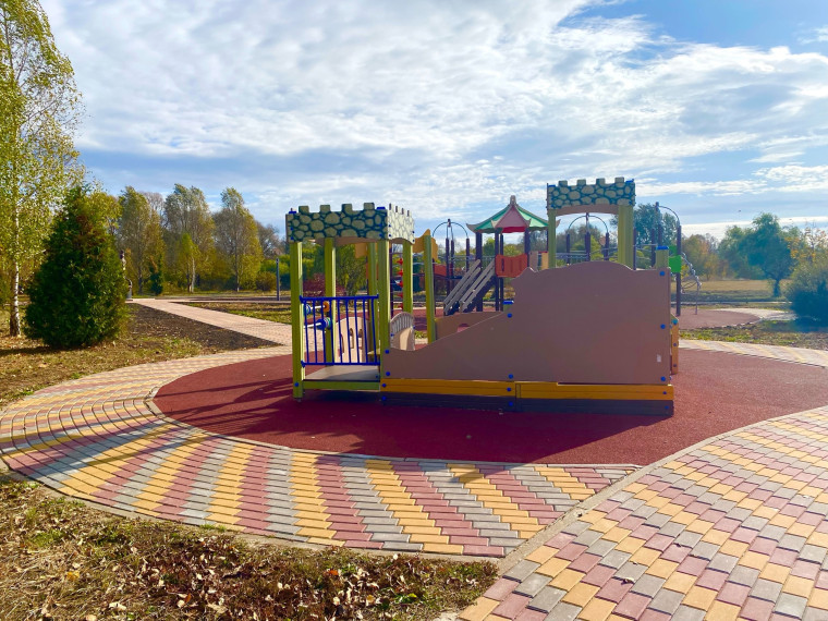 В Корочанском районе благодаря нацпроекту действуют обновлённые игровые зоны парка.