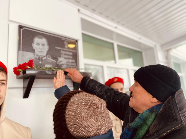 Мемориальная доска появилась на здании Большехаланской школы.
