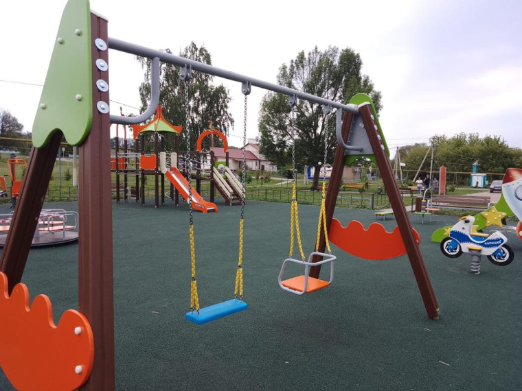 В Корочанском районе построены 4 детские площадки, благоустроен пляж и отремонтирована подпорная стена у школы.