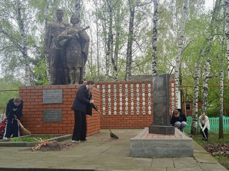 В Корочанском районе молодёжь и активисты бережно относятся к памятным местам, мемориалам и воинским захоронениям.