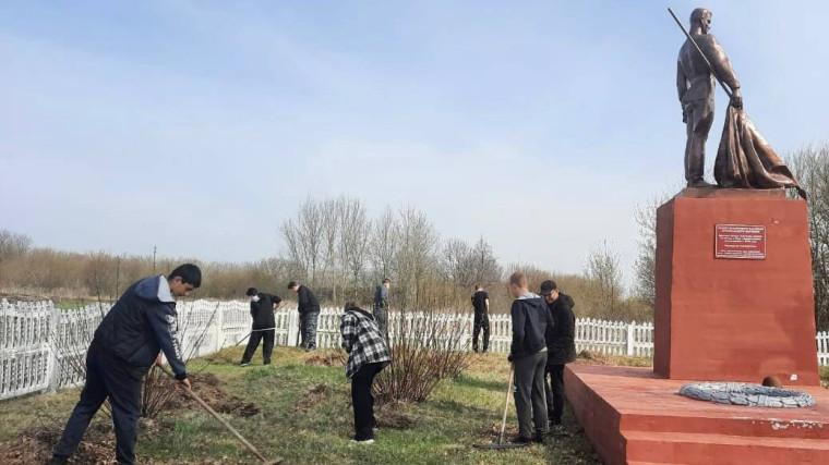 В Корочанском районе молодёжь и активисты бережно относятся к памятным местам, мемориалам и воинским захоронениям.