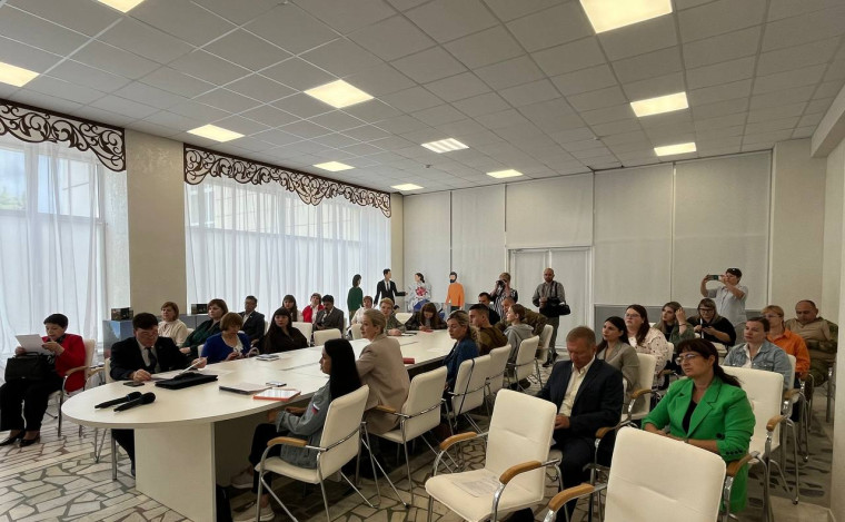 26 июня 2025 года по инициативе Ассоциации «Совет муниципальных образований Белгородской области» в поселке Прохоровка состоялся круглый стол «Эффективные муниципальные практики по патриотической работе: опыт, результаты».