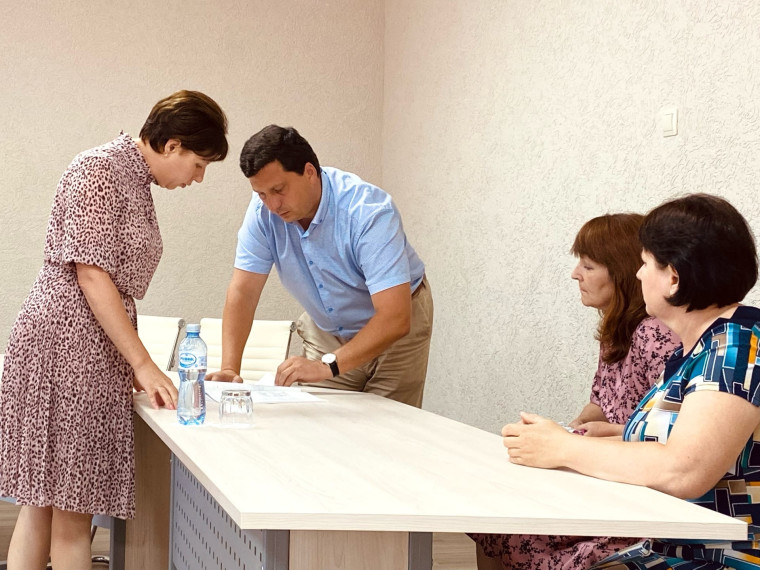 Глава администрации Корочанского района Николай Васильевич Нестеров провел личный прием граждан.