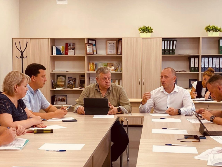 В Короче состоялось рабочее совещание по вопросу строительства пристройки спортивного комплекса и столовой на территории Корочанского сельскохозяйственного техникума.