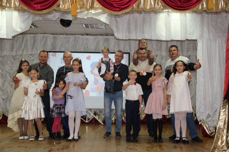 Специалисты Корочанского районного Дома культуры и сельских поселений поздравили жителей с Днем отца.
