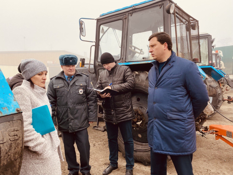 Глава администрации Корочанского района провел смотр коммунальной техники.