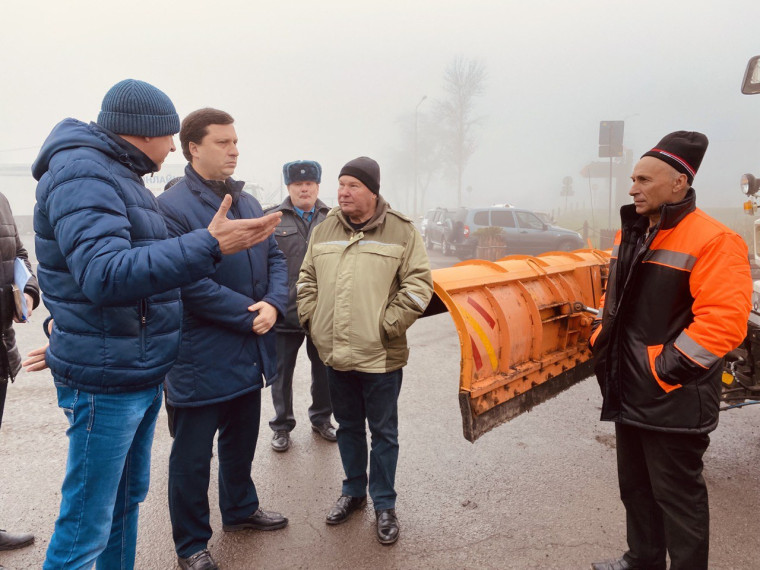 Глава администрации Корочанского района провел смотр коммунальной техники.