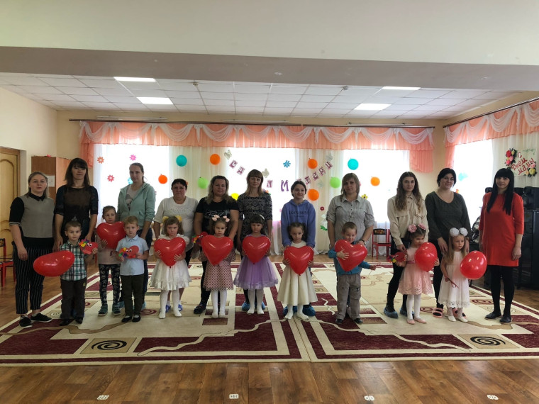 В преддверии праздника Дня матери в образовательных учреждениях Корочанского района были проведены праздничные концерты.