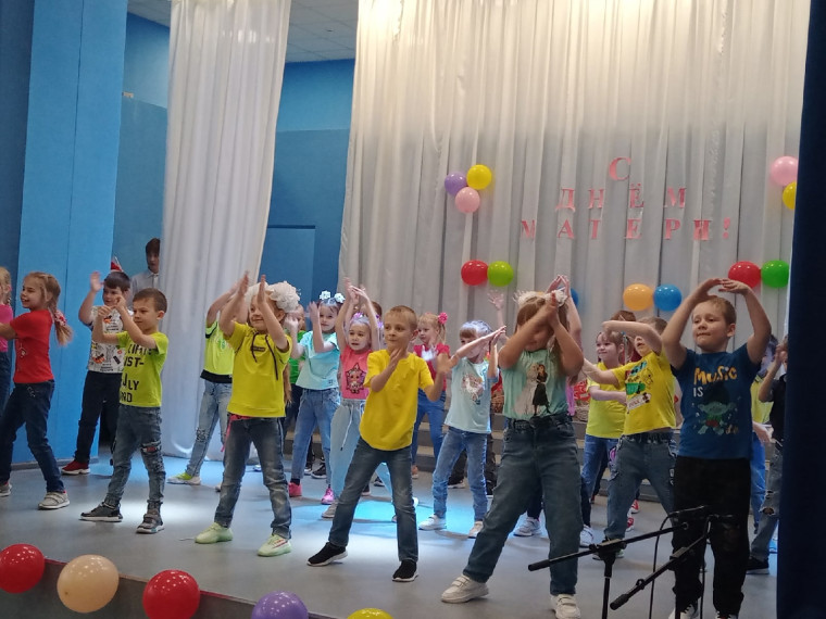 В преддверии праздника Дня матери в образовательных учреждениях Корочанского района были проведены праздничные концерты.