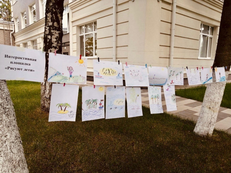 Сотрудники и студенты Корочанского сельскохозяйственного техникума подарили детям праздник в День защиты детей.